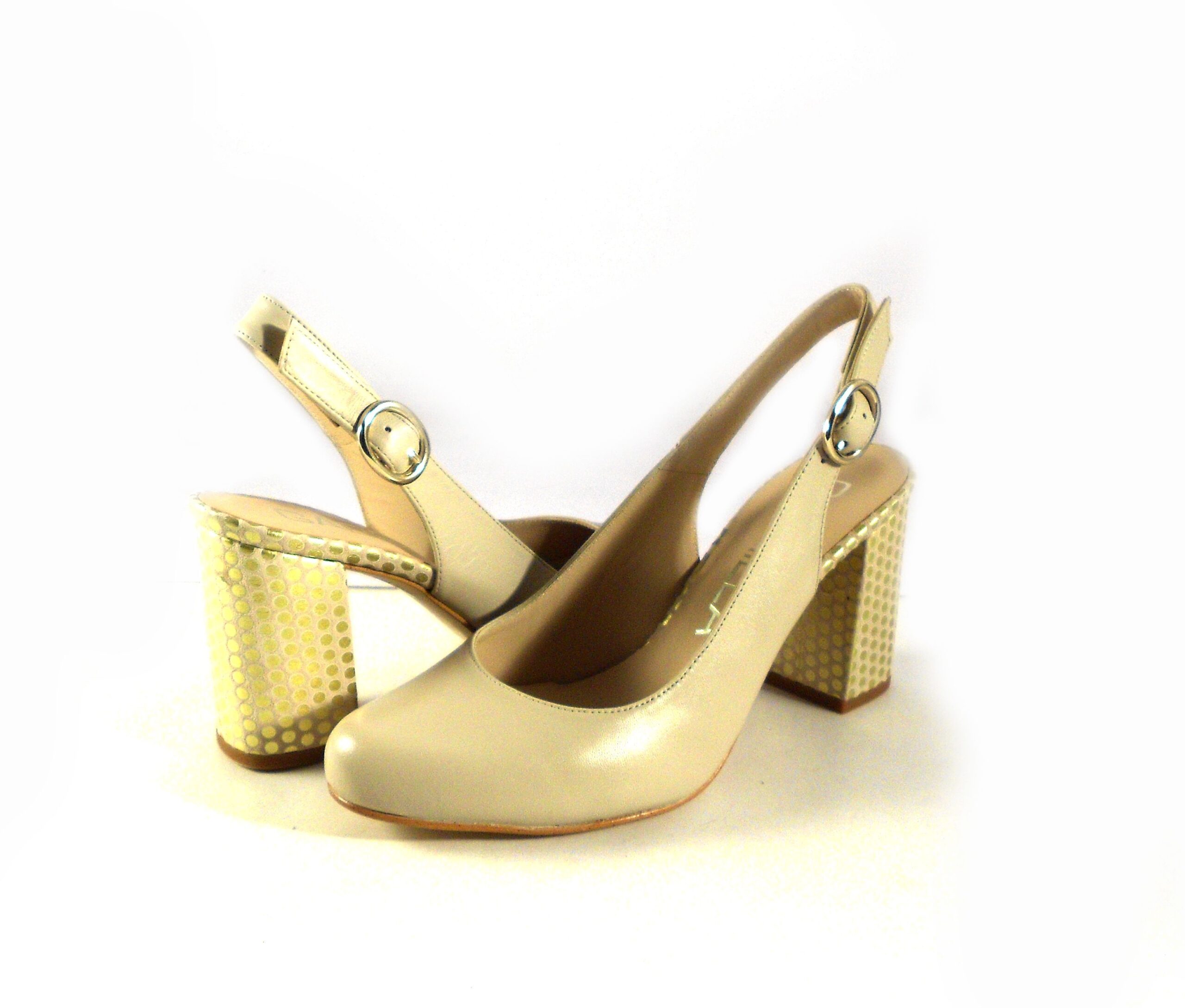 Zapatos tacón de topos Gabriela con talón descubierto color beige con oro