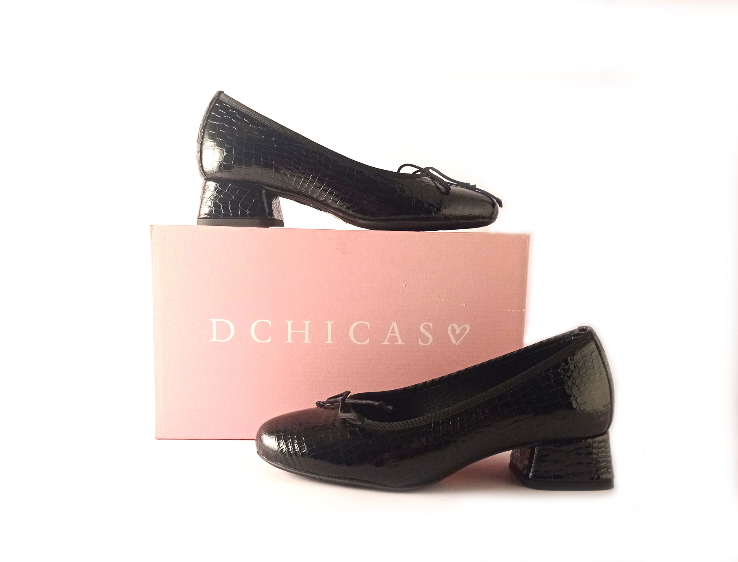 Zapato bailarina D’Chicas de tacón bajo en piel grabada color negro
